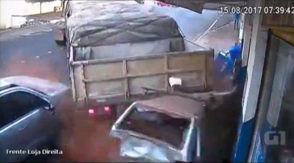 Brezilya'da kamyon mağazaya daldı