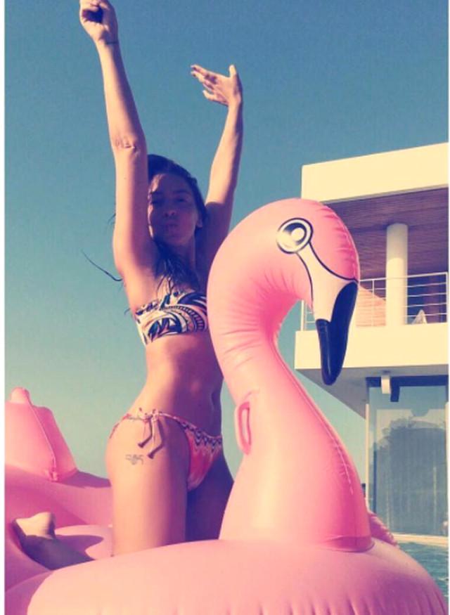 Hadise bikinisiyle poz verdi