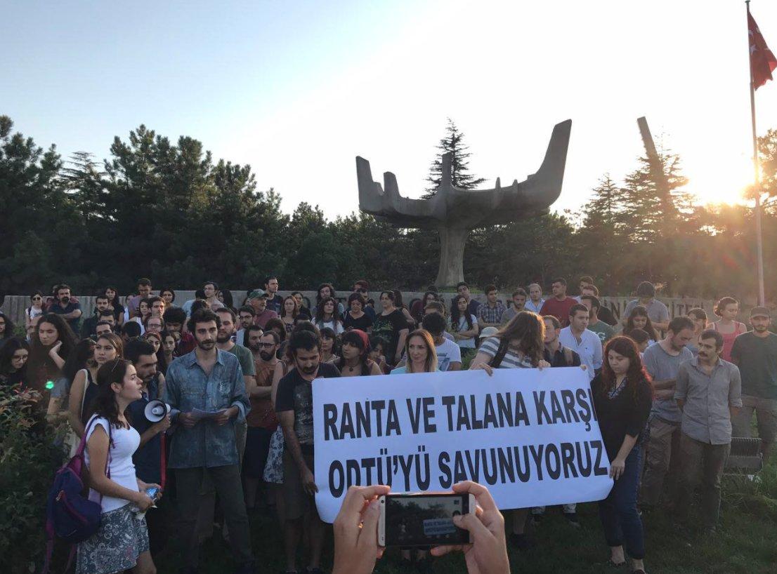 ODTÜ'de yol protestosu