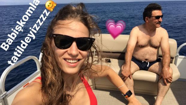 Serenay Sarıkaya babasıyla tatilde