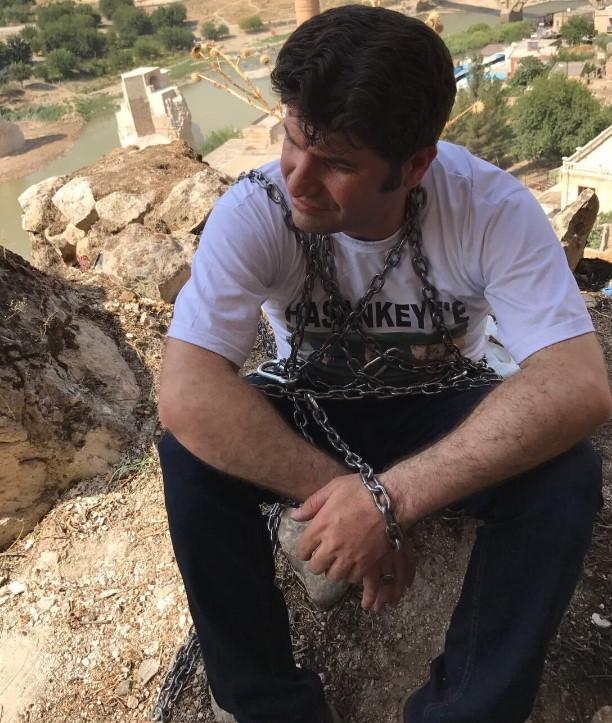 HDP'li vekil kendini kayaya zincirledi