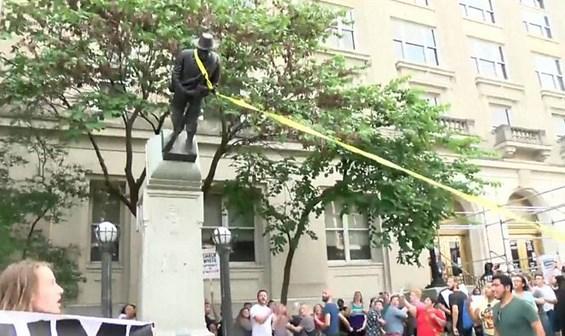 ABD'de Abraham Lincoln heykeline saldırı