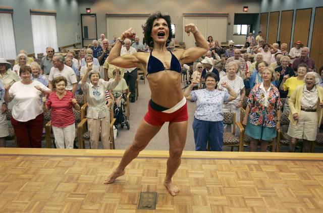 71 yaşındaki ödüllü vücut geliştiricisi kadın