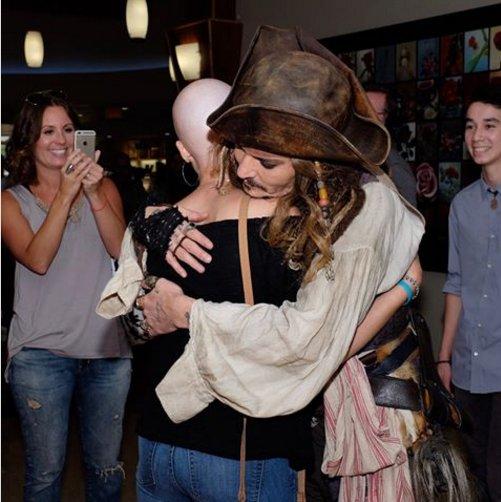 Johnny Depp'ten hastanedeki çocuklara ziyaret