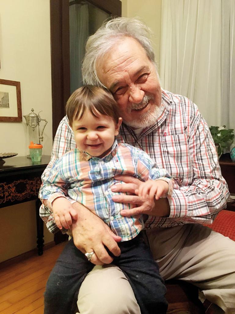 İlber Ortaylı torunu Deniz Ali ile tatilde