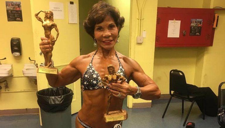 71 yaşındaki ödüllü vücut geliştiricisi kadın