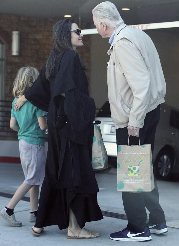 Angelina Jolie babasından akıl aldı