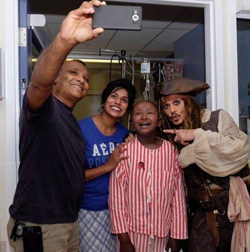 Johnny Depp'ten hastanedeki çocuklara ziyaret