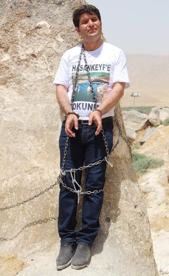 HDP'li vekil kendini kayaya zincirledi