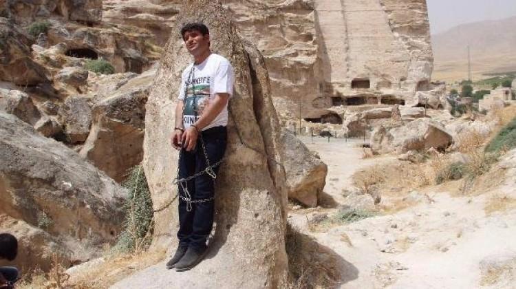 HDP'li vekil kendini kayaya zincirledi