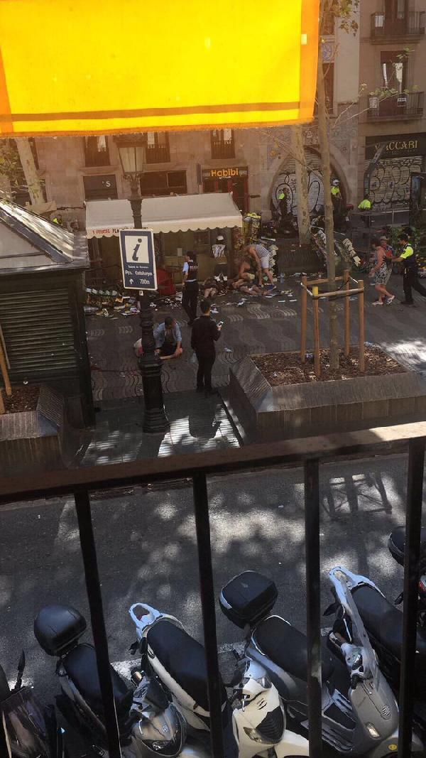 Barselona'da bir araç yayaların arasına daldı