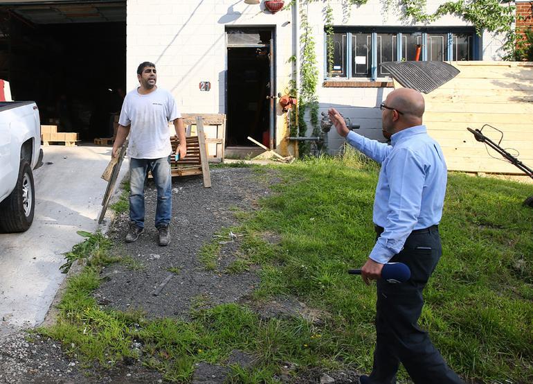 FETÖ'cü iş adamı basılınca AA kameramanına saldırdı