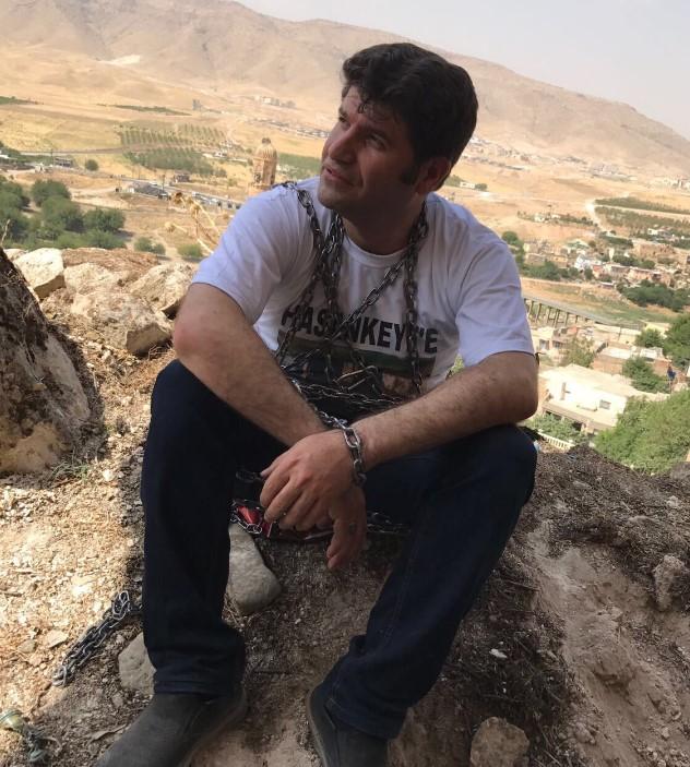 HDP'li vekil kendini kayaya zincirledi