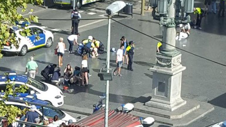 Barselona'da bir araç yayaların arasına daldı