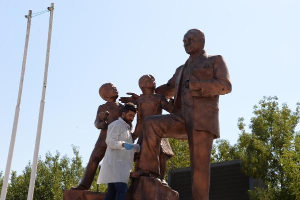 Diyarbakır'da Atatürk anıtına çekiçli saldırı