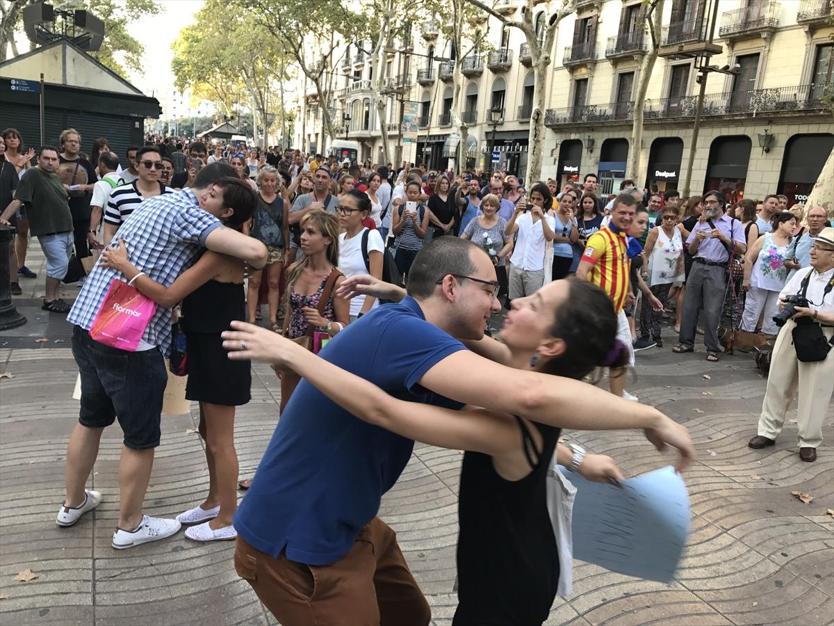 Barselona'da kucaklaşma eylemi