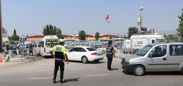 Ekonomi Bakanı Zeybekci'nin kızının düğünü başladı