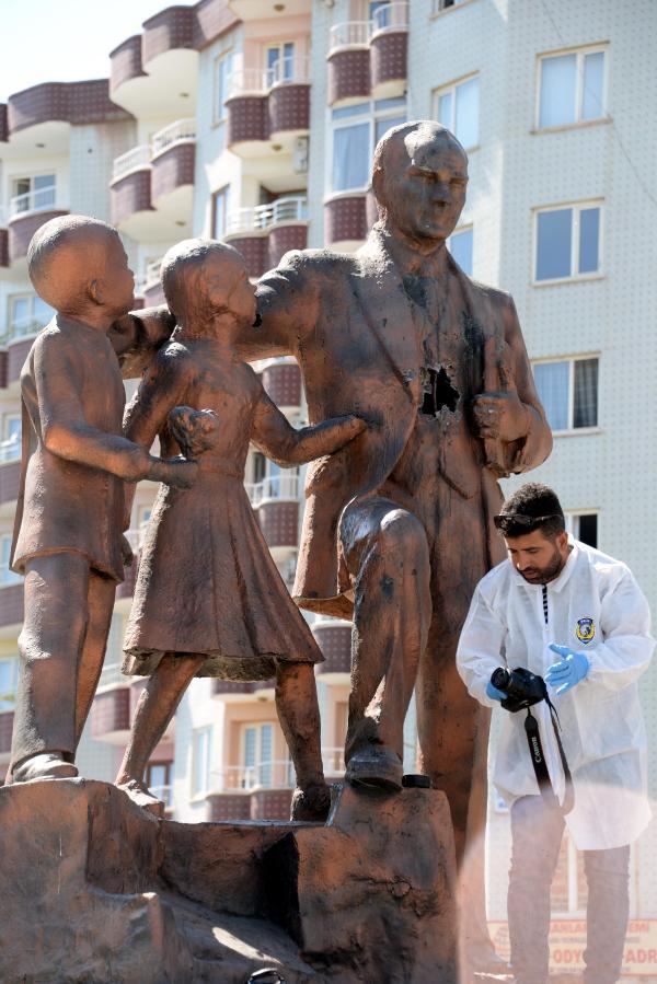 Diyarbakır'da Atatürk anıtına çekiçli saldırı