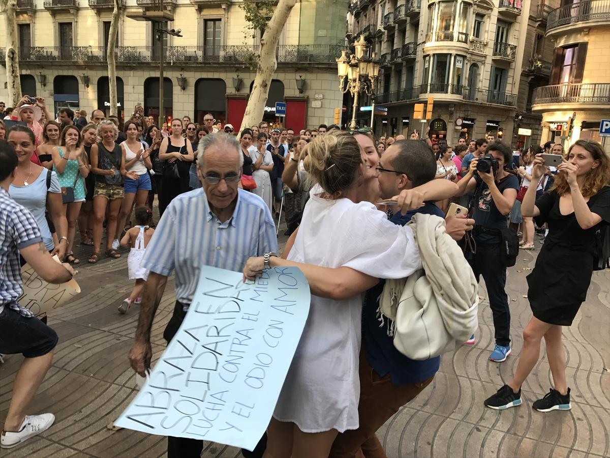 Barselona'da kucaklaşma eylemi