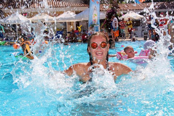 Antalya'da tatilciler buzla serinledi