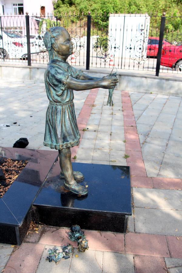 Zonguldak'ta Atatürk'e çiçek veren kız heykeline saldırı