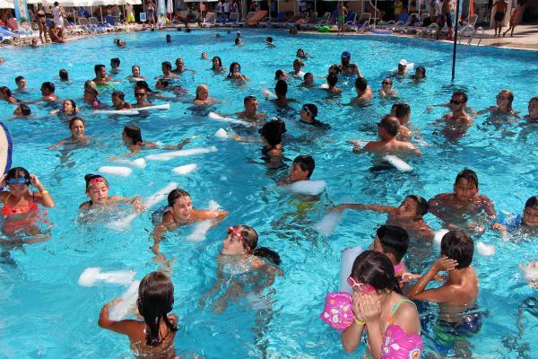 Antalya'da tatilciler buzla serinledi