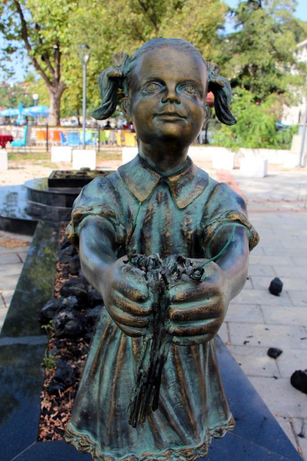 Zonguldak'ta Atatürk'e çiçek veren kız heykeline saldırı