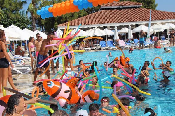 Antalya'da tatilciler buzla serinledi