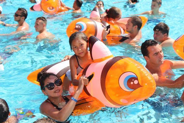 Antalya'da tatilciler buzla serinledi