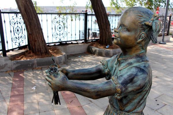 Zonguldak'ta Atatürk'e çiçek veren kız heykeline saldırı