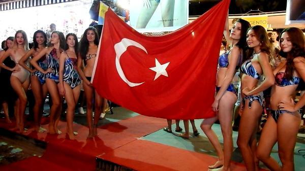 Çeşme'de mayo ve bikini defilesi yapıldı
