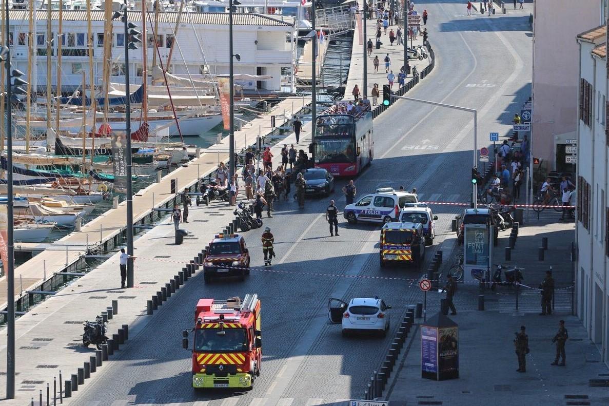 Fransa'da otobüs durağına araç daldı