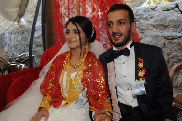 350 bin TL'lik altının takıldığı aşiret düğünü