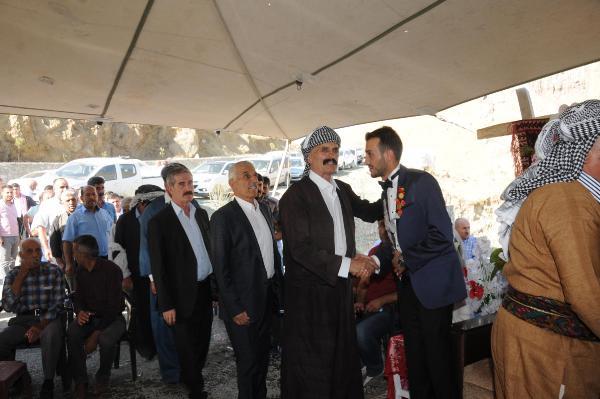 350 bin TL'lik altının takıldığı aşiret düğünü