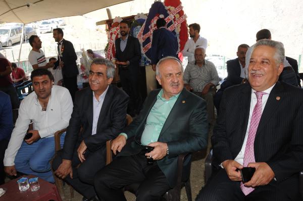 350 bin TL'lik altının takıldığı aşiret düğünü