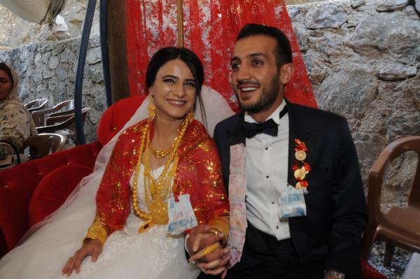 350 bin TL'lik altının takıldığı aşiret düğünü