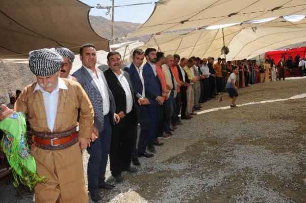 350 bin TL'lik altının takıldığı aşiret düğünü