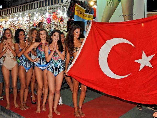 Çeşme'de mayo ve bikini defilesi yapıldı
