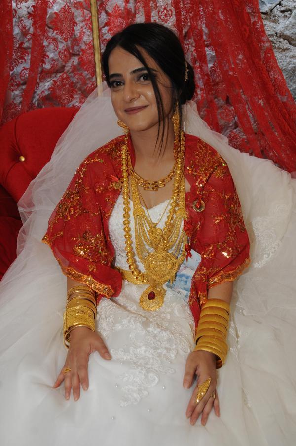 350 bin TL'lik altının takıldığı aşiret düğünü