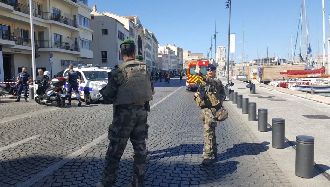 Fransa'da otobüs durağına araç daldı