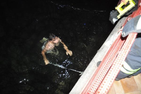 Hayvansever genç kedi için denize atladı