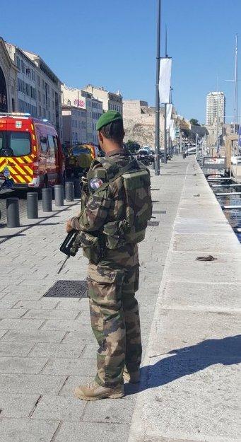 Fransa'da otobüs durağına araç daldı