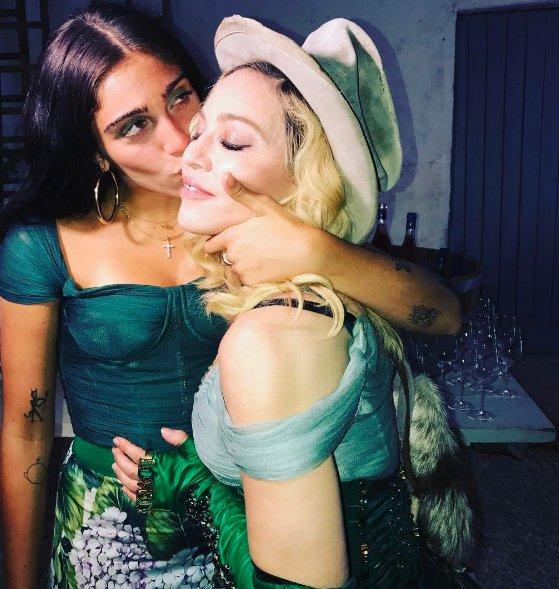 Madonna 6 çocuğuyla poz verdi