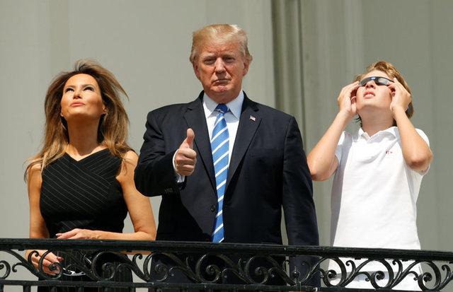 Trump ailesiyle güneş tutulmasını izledi