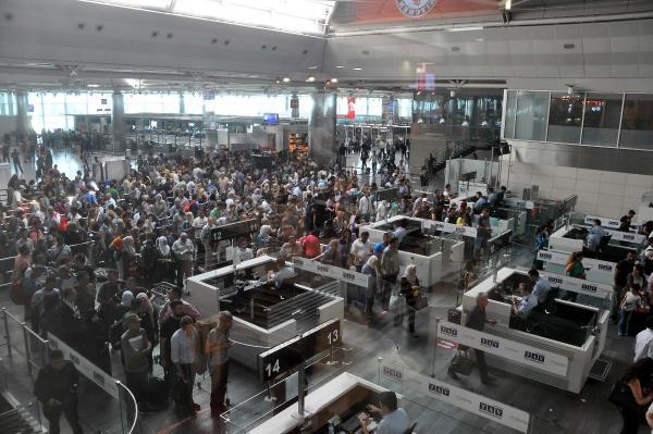 Atatürk Havalimanı'nda tatil yoğunluğu başladı