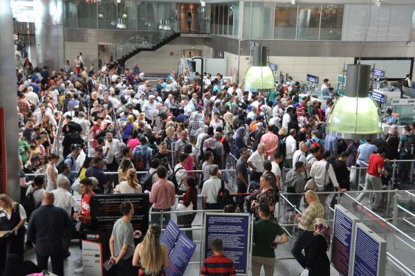 Atatürk Havalimanı'nda tatil yoğunluğu başladı