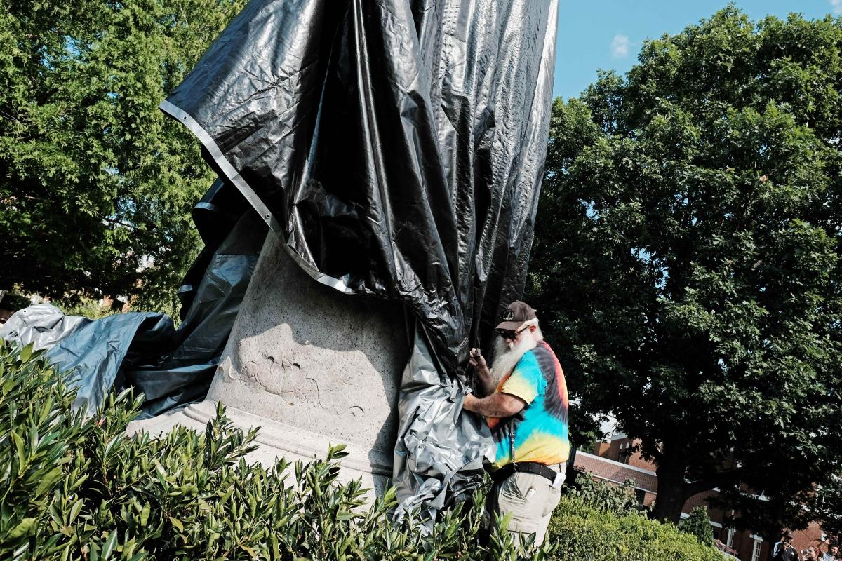 Amerika'da general heykellerinin üzeri kapatıldı
