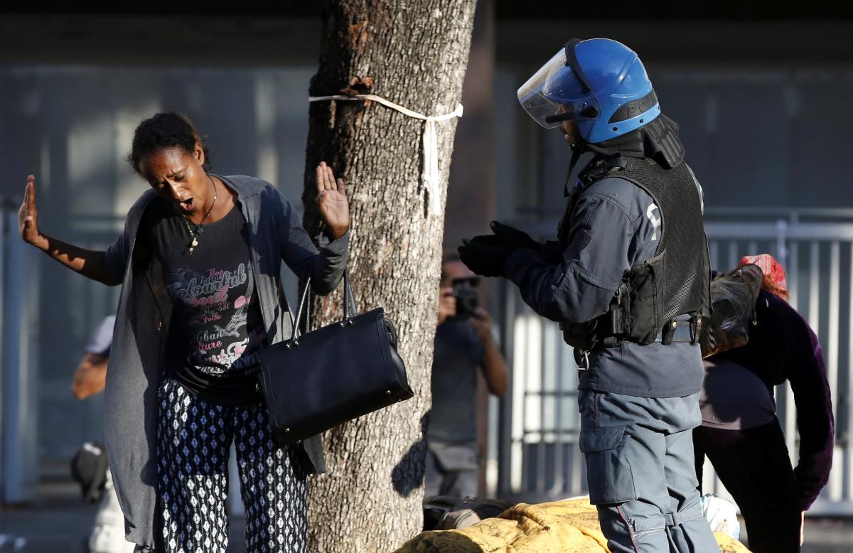 Roma'da polisler mültecilerle çatıştı