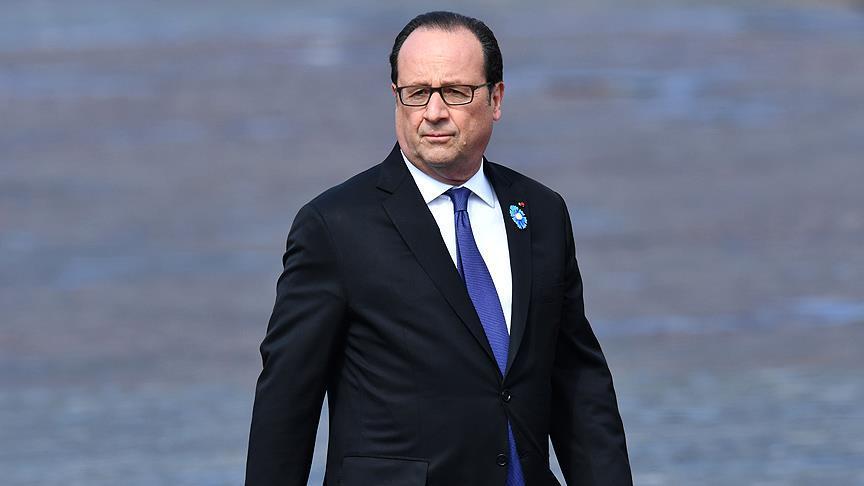Hollande siyaseti bırakmıyor