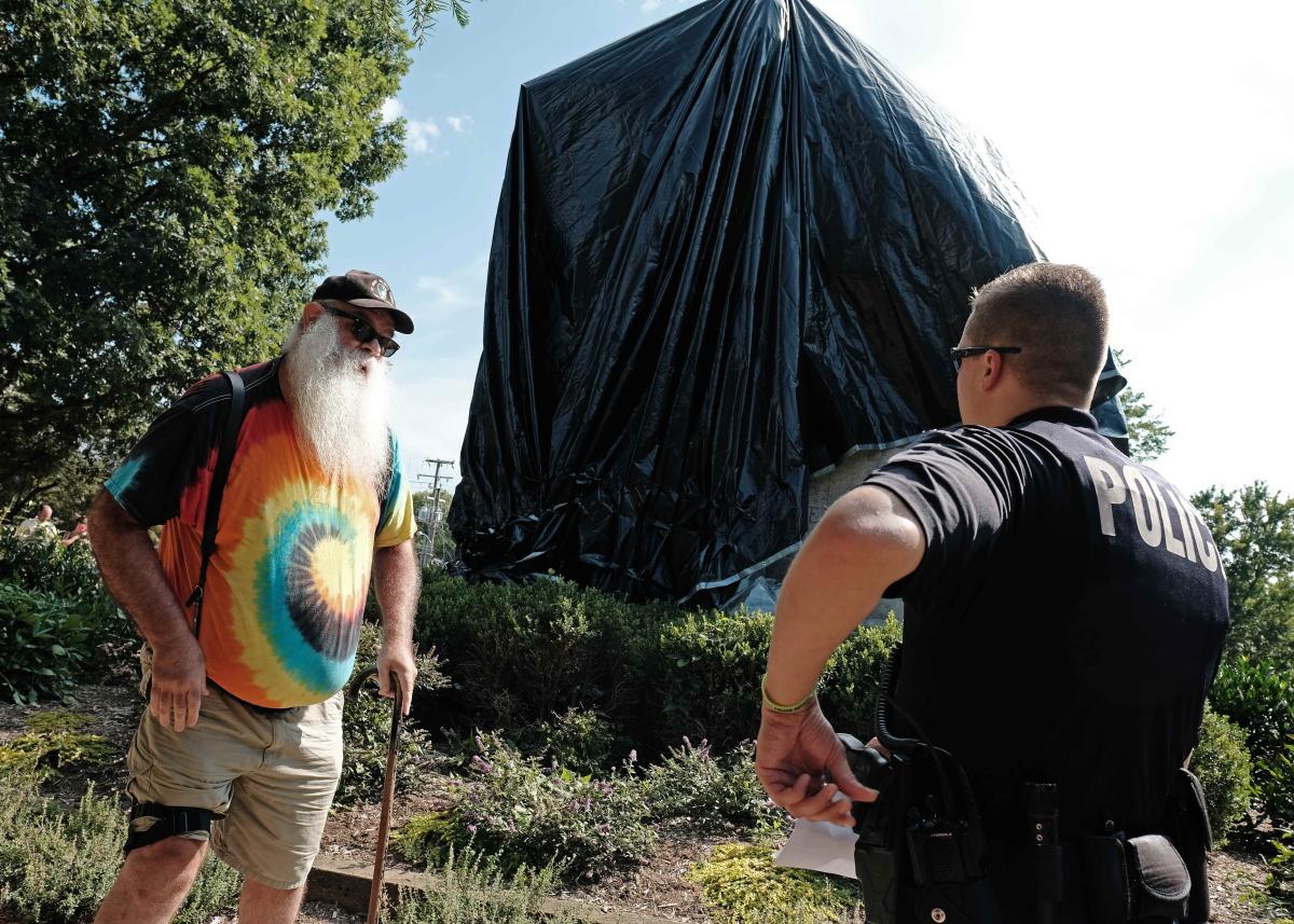 Amerika'da general heykellerinin üzeri kapatıldı
